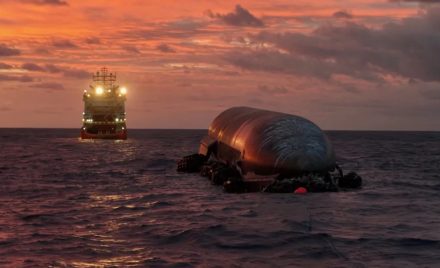 Верхній ступінь Ship системи Starship в Індійському океані під час спроби буксирування до берега
