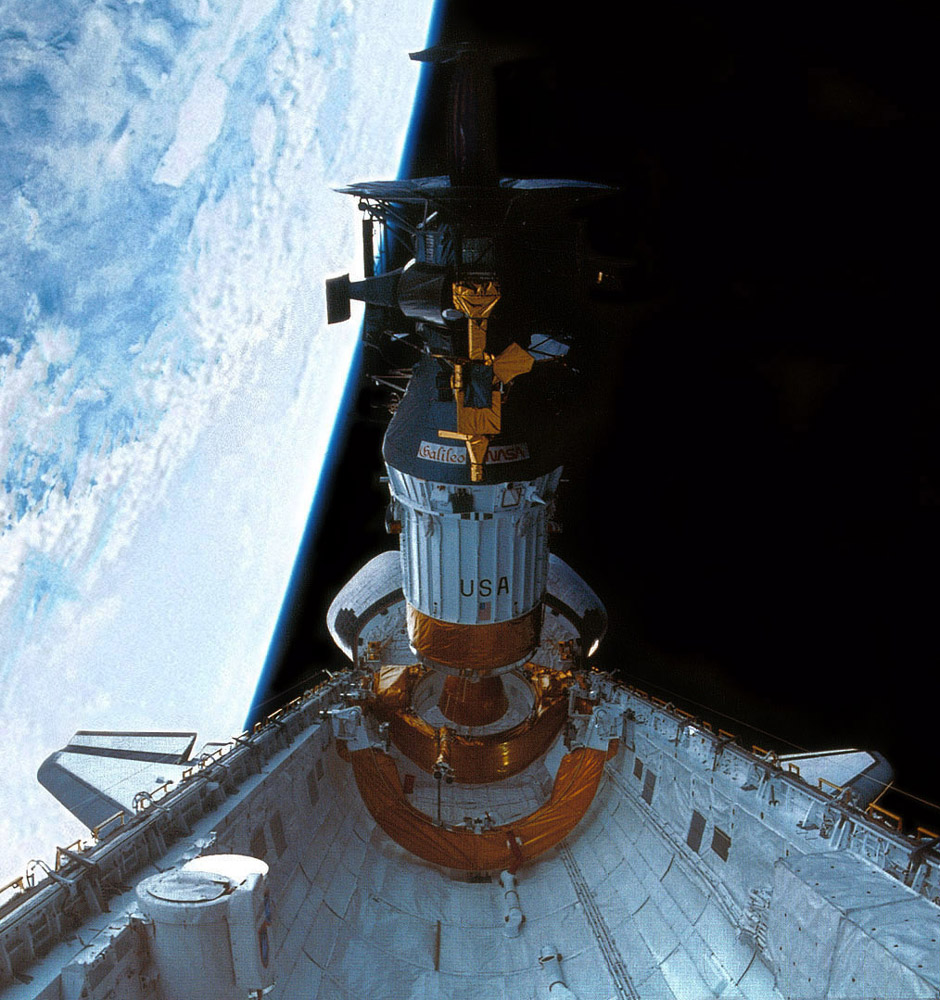 Galileo готується залишити вантажний відсік шатлу Atlantis. Джерело