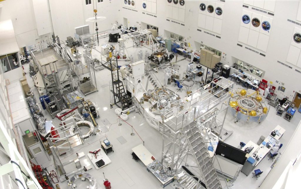 Чиста кімната для збірки апаратів у NASA JPL