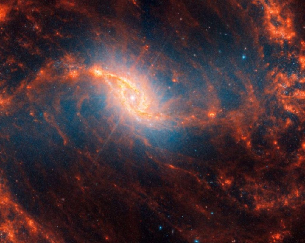 Центральна частина галактики NGC 1365 з яскравим світінням у ядрі