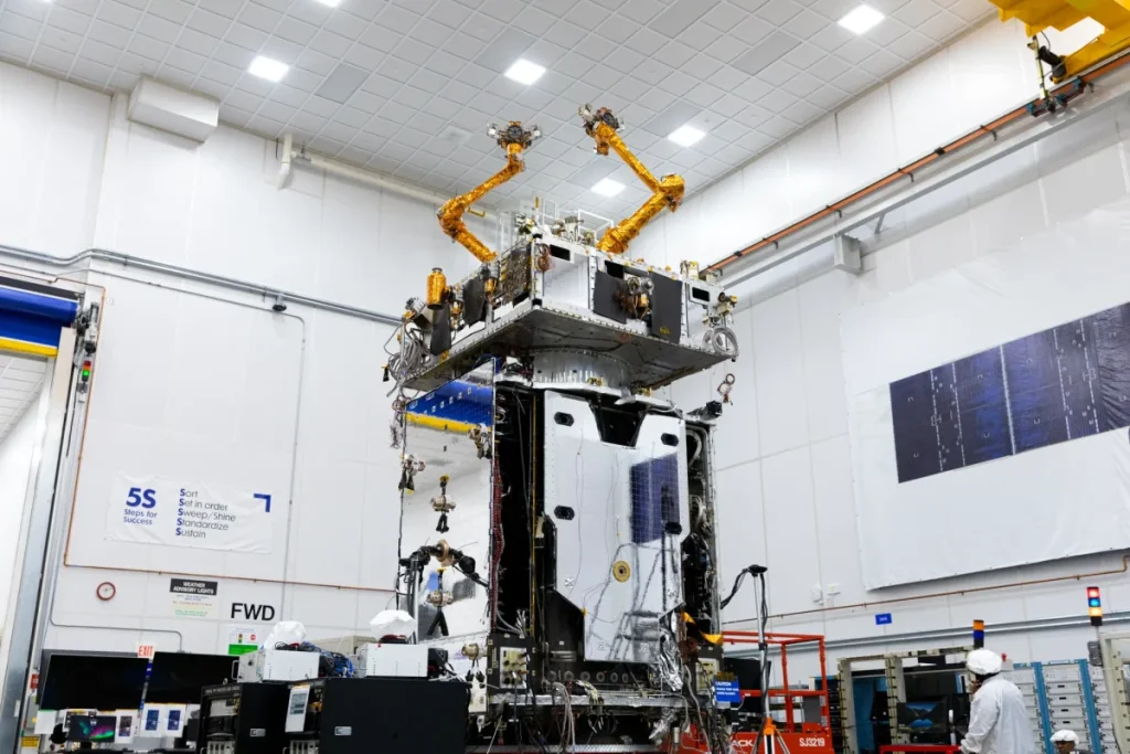Роботизований сервісний апарат Mission Robotic Vehicle під час передстартової перевірки.