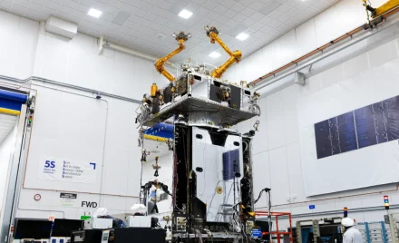 Роботизований сервісний апарат Mission Robotic Vehicle під час передстартової перевірки.