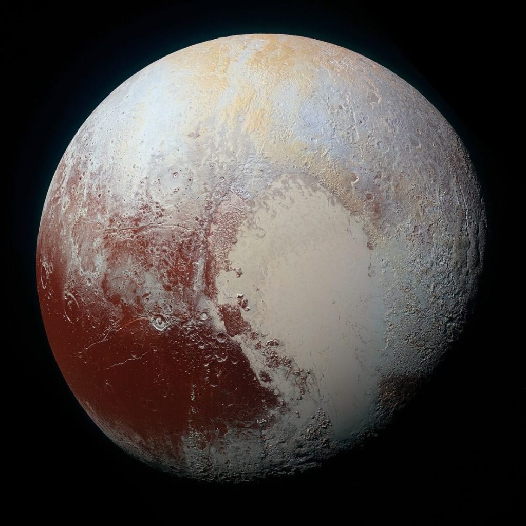 Плутон зі світлою серцеподібною рівниною Супутника на знімку New Horizons
