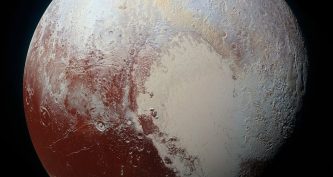 Плутон зі світлою серцеподібною рівниною Супутника на знімку New Horizons