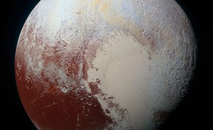 Плутон зі світлою серцеподібною рівниною Супутника на знімку New Horizons