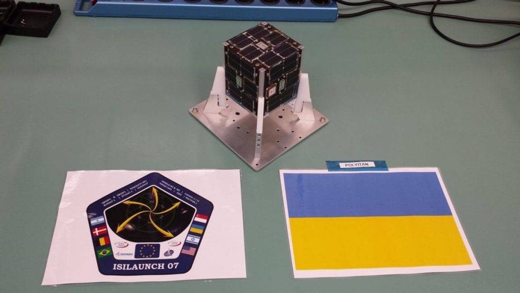 Український наносупутник PolyITAN-1 перед встановленням у пусковий контейнер