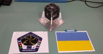 Український наносупутник PolyITAN-1 перед встановленням у пусковий контейнер