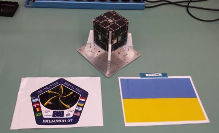 Український наносупутник PolyITAN-1 перед встановленням у пусковий контейнер
