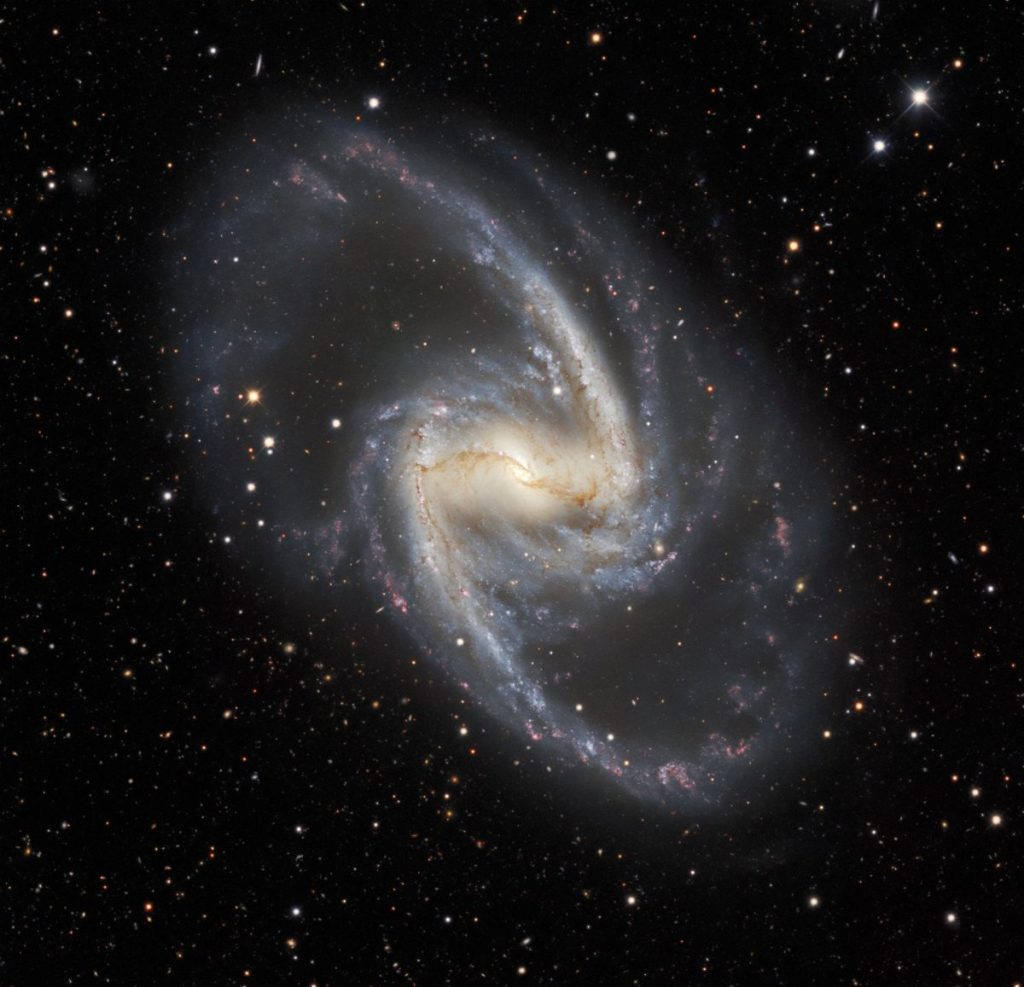 Спіральна галактика NGC 1365 з перемичкою на знімку наземного телескопа