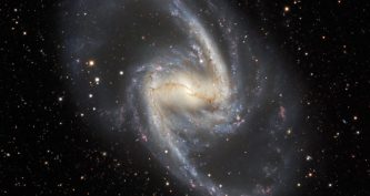 Спіральна галактика NGC 1365 з перемичкою на знімку наземного телескопа