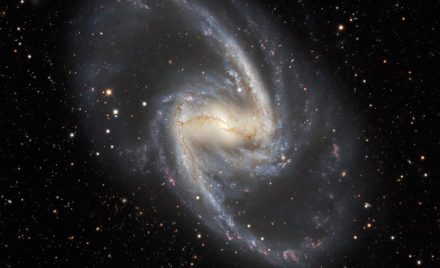 Спіральна галактика NGC 1365 з перемичкою на знімку наземного телескопа