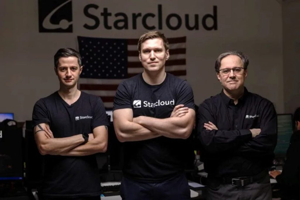 Засновники Starcloud у виробничому приміщенні на тлі космічного апарата