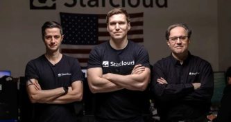 Засновники Starcloud у виробничому приміщенні на тлі космічного апарата