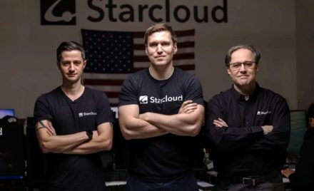 Засновники Starcloud у виробничому приміщенні на тлі космічного апарата