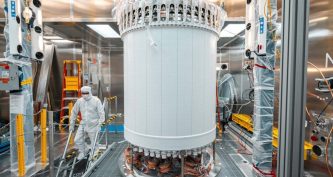 Головний детектор установки LUX-ZEPLIN у наземній лабораторії перед монтажем під землею
