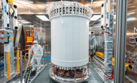 Головний детектор установки LUX-ZEPLIN у наземній лабораторії перед монтажем під землею