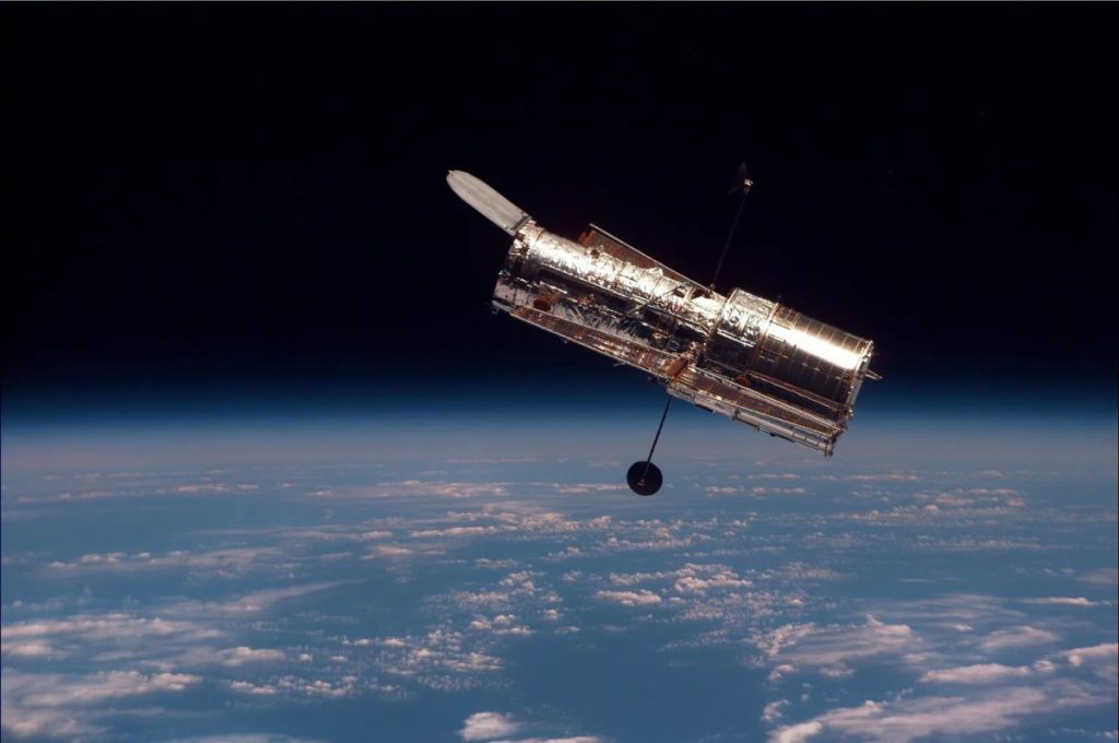 Космічний телескоп Hubble на орбіті над Землею