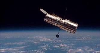Космічний телескоп Hubble на орбіті над Землею