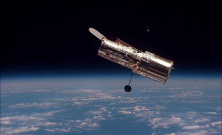 Космічний телескоп Hubble на орбіті над Землею