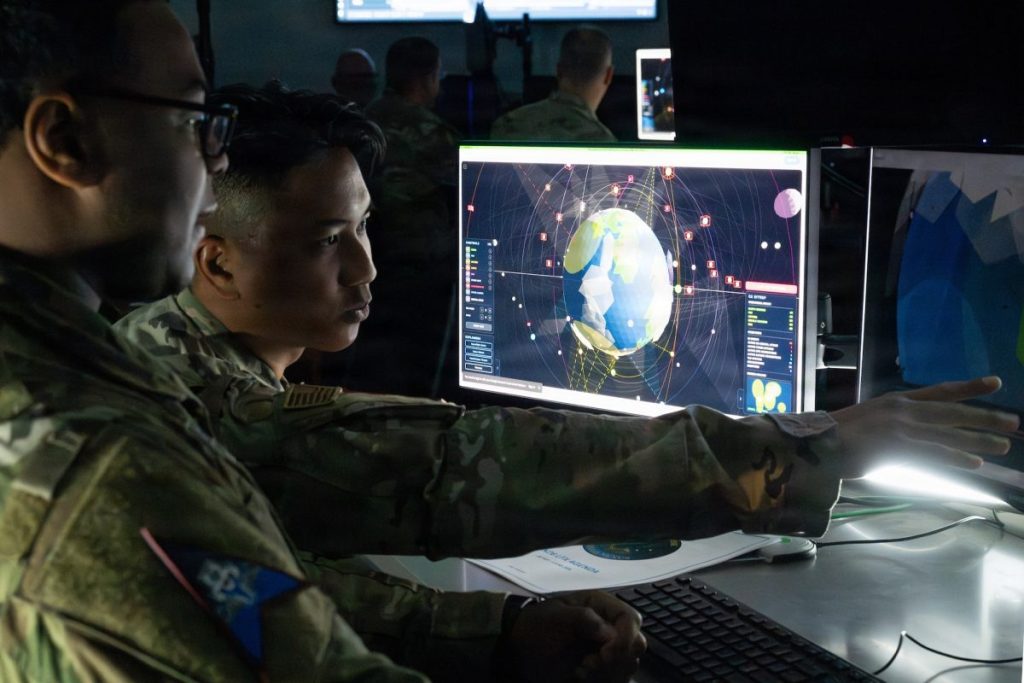 Військовослужбовець Космічних сил США за екраном командування і контролю космічних операцій