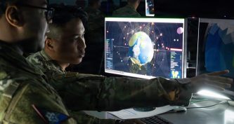 Військовослужбовець Космічних сил США за екраном командування і контролю космічних операцій