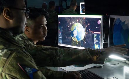 Військовослужбовець Космічних сил США за екраном командування і контролю космічних операцій