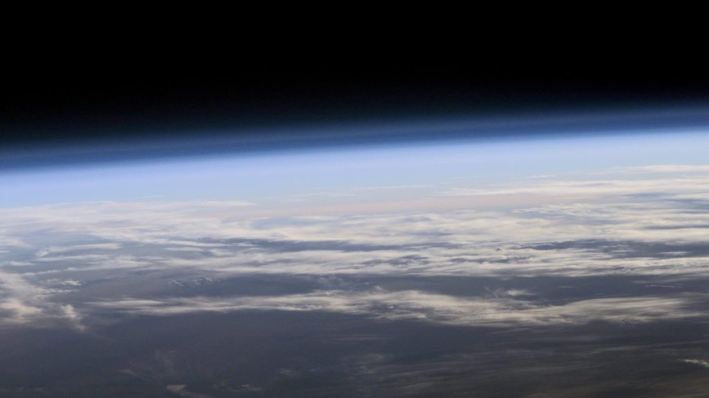 Шари атмосфери Землі на межі з космосом, знімок із супутника NASA
