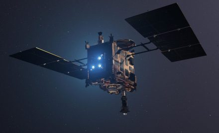 Художня ілюстрація апарата Hayabusa2 з увімкненими іонними двигунами в космосі
