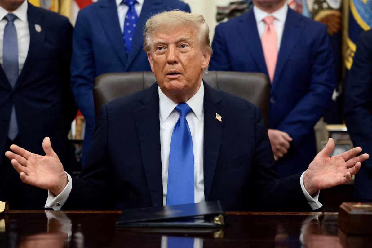 Дональд Трамп виступає в Овальному кабінеті Білого дому