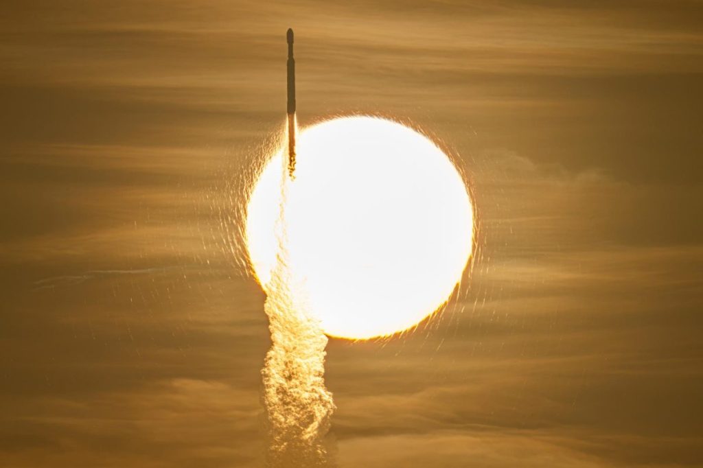 Ракета SpaceX Falcon Heavy із телескопом Roman (Ненсі Грейс Роман) на борту силуетом перетинає диск Сонця під час старту з Космічного центру Кеннеді.