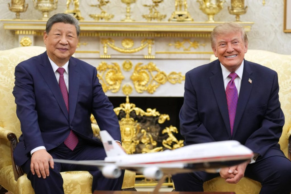 Президент США Дональд Трамп і голова КНР Сі Цзіньпін в Овальному кабінеті Білого дому