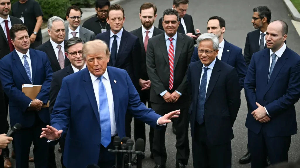 Дональд Трамп відповідає на запитання журналістів у Білому домі після зустрічі з керівниками технологічних компаній