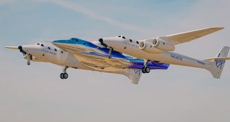 Ракетоплан Apeiron під літаком-носієм VMS Eve