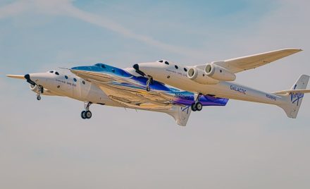 Ракетоплан Apeiron під літаком-носієм VMS Eve
