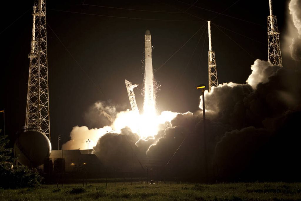 Нічний старт ракети Falcon 9 з кораблем Dragon із мису Канаверал