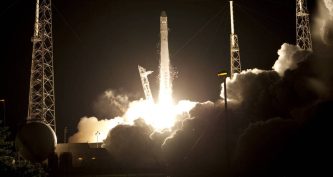 Нічний старт ракети Falcon 9 з кораблем Dragon із мису Канаверал