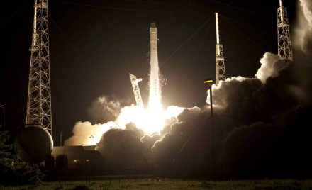 Нічний старт ракети Falcon 9 з кораблем Dragon із мису Канаверал