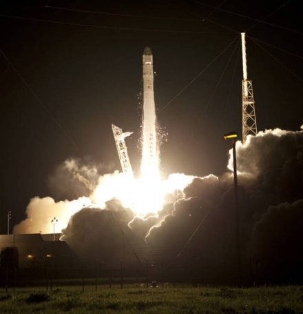 Нічний старт ракети Falcon 9 з кораблем Dragon із мису Канаверал