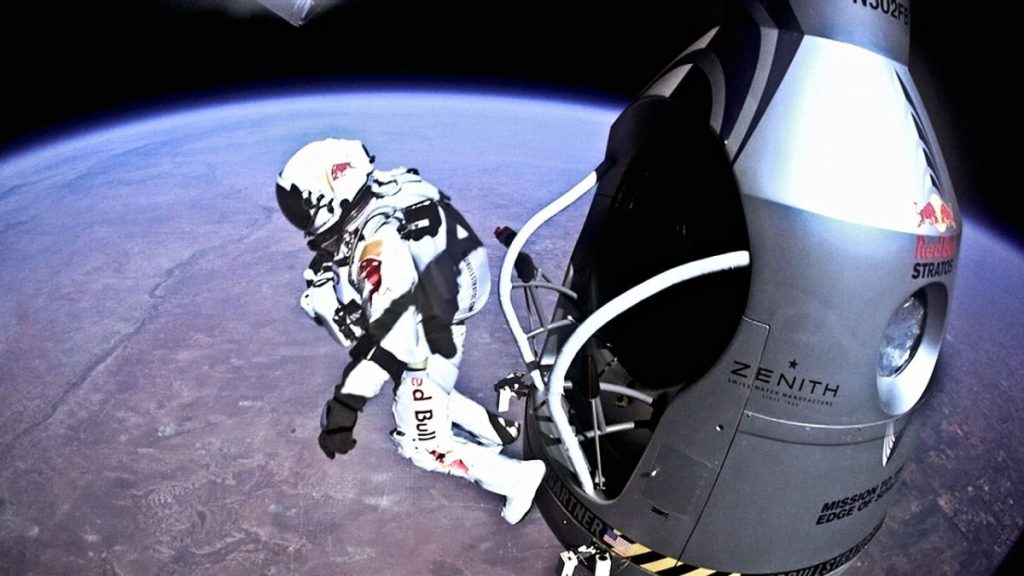 Фелікс Баумгартнер стрибає з капсули Red Bull Stratos над Нью-Мексико