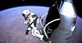 Фелікс Баумгартнер стрибає з капсули Red Bull Stratos над Нью-Мексико