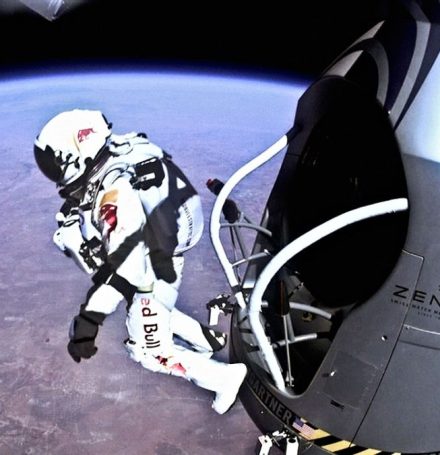 Фелікс Баумгартнер стрибає з капсули Red Bull Stratos над Нью-Мексико