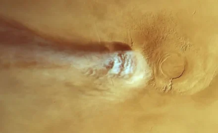 Видовжена хмара біля вулкана Арсія на Марсі на знімку апарата Mars Express