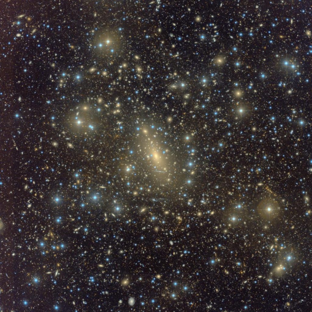 Кольорове зображення галактики IC 1101 з розсіяним світлом довкола