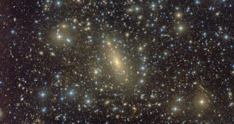 Кольорове зображення галактики IC 1101 з розсіяним світлом довкола