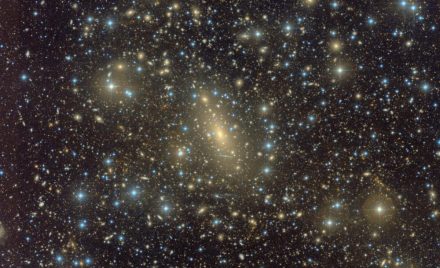 Кольорове зображення галактики IC 1101 з розсіяним світлом довкола