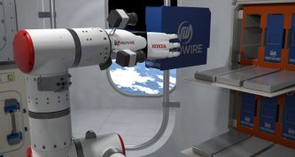 Роботизована рука Honda на маніпуляторі Redwire на борту космічної станції