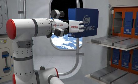 Роботизована рука Honda на маніпуляторі Redwire на борту космічної станції