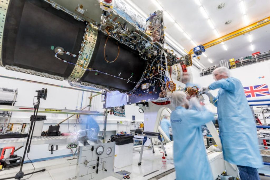 Інженери SSTL у чистій кімнаті компанії