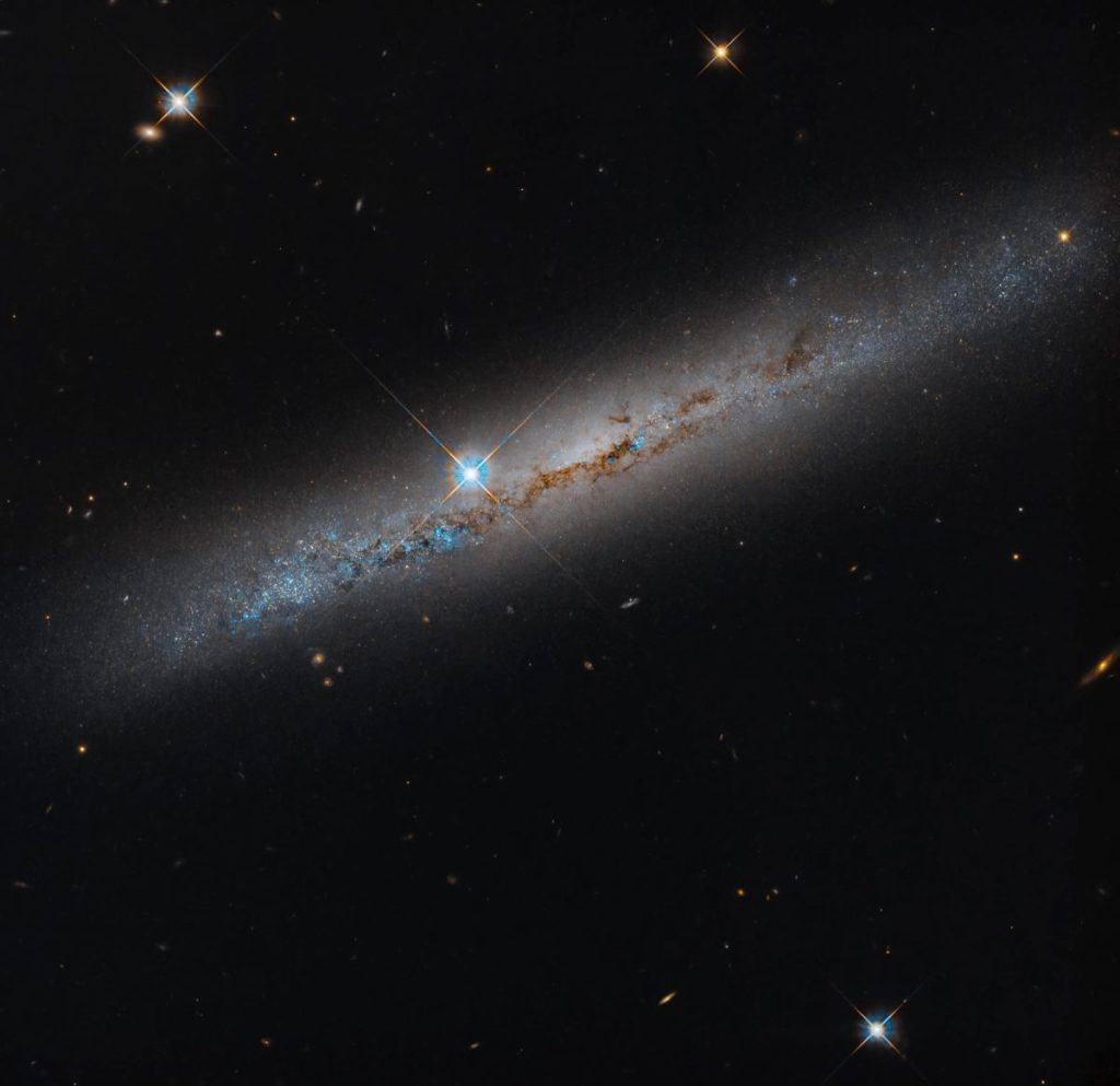 Спіральна галактика NGC 1827 у сузір'ї Голуба