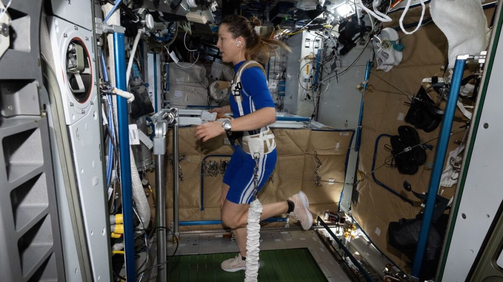 Астронавтка ESA Софі Адено тренується в костюмі для електростимуляції м'язів на МКС